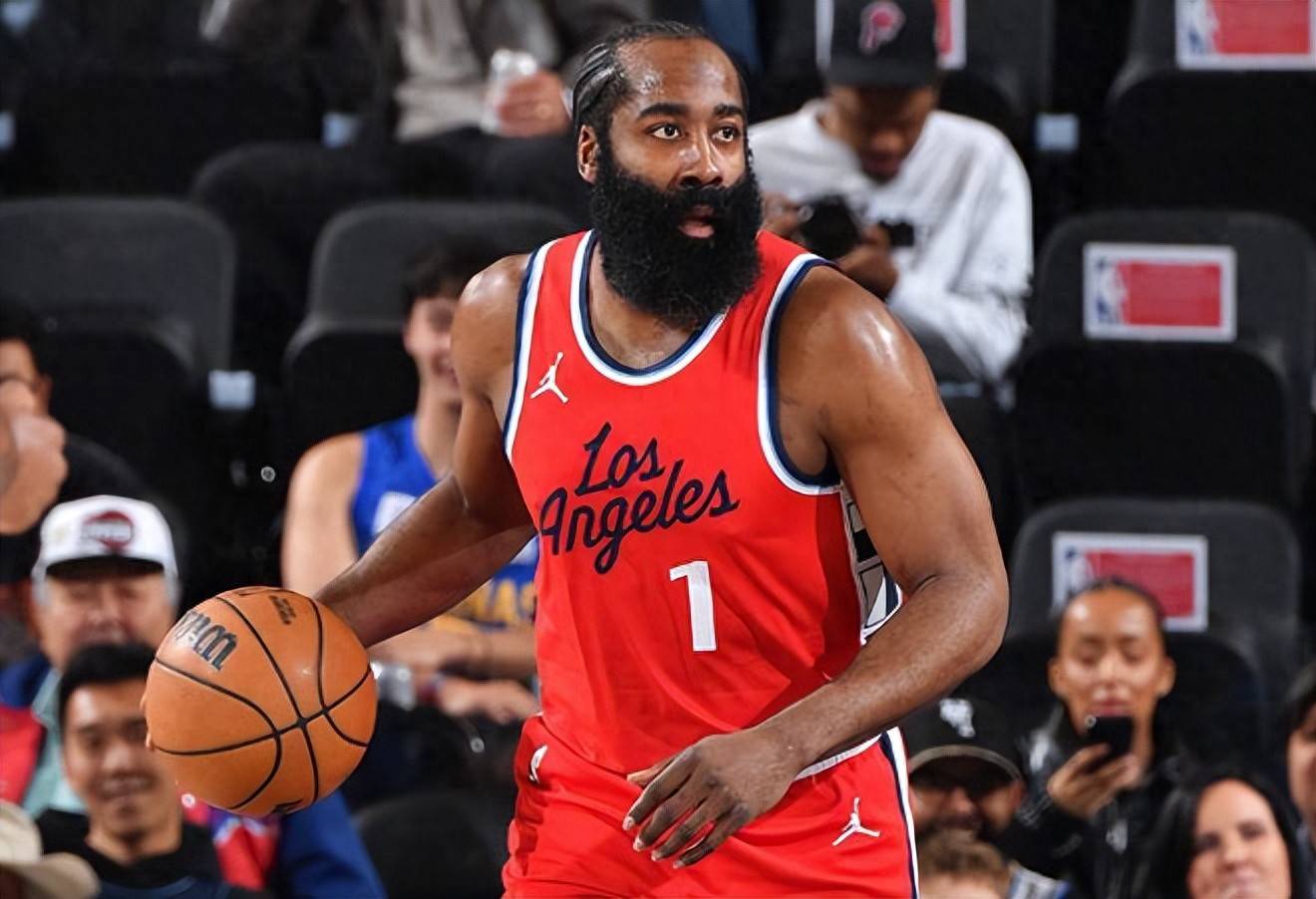 包含哈登焦点对战，浓眉哥与80激战巴黎圣日耳曼分钟，出色防守胜负难料！赛场气氛高涨的词条